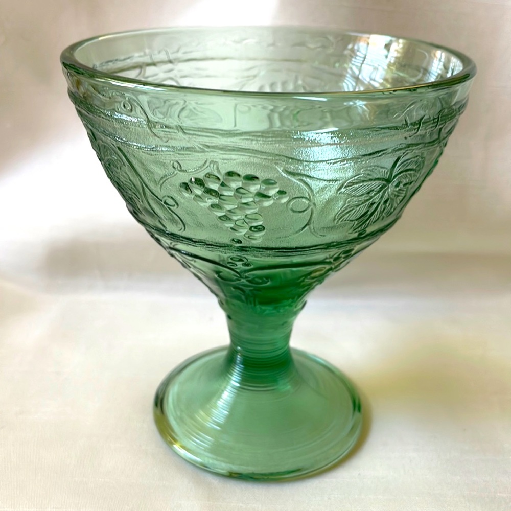 Arcoroc France in Minos Jade grape pattern compote or dessert footed glass bowl